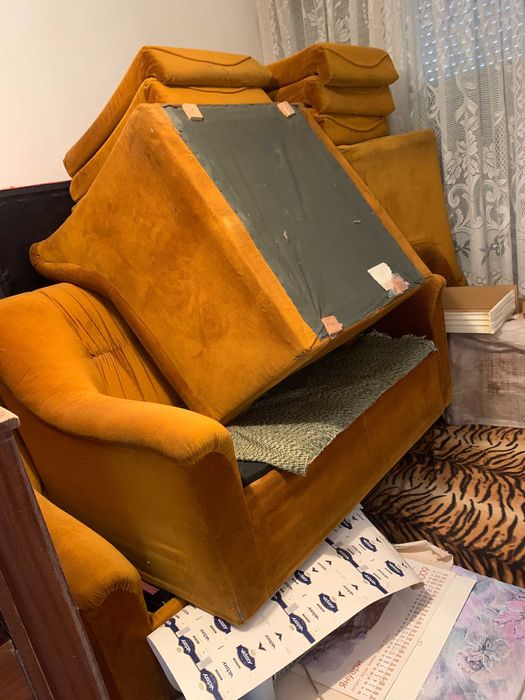 Обзавеждане от от друг апартамент; натрупани са поради липса на място.