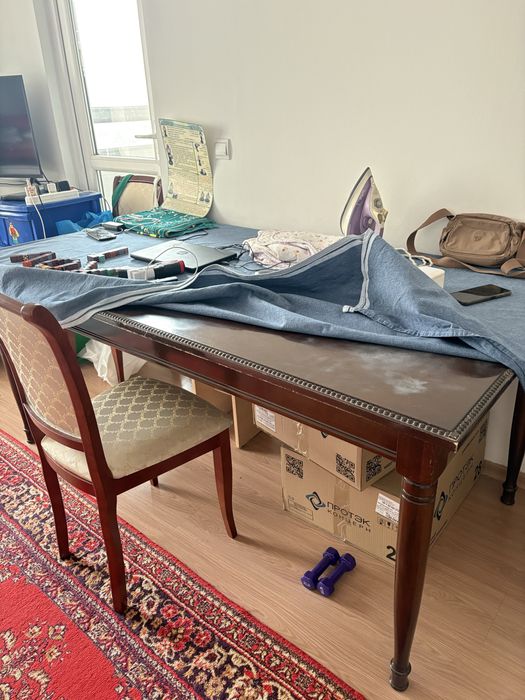 Диван и винтажный стол