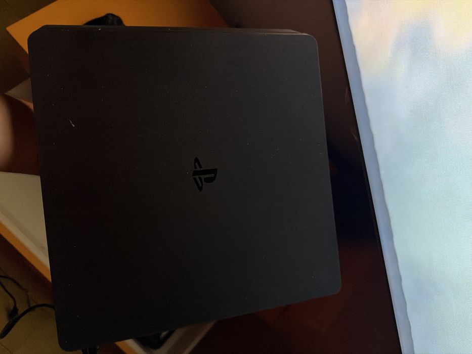 Продаю PlayStation 4   Коробки нет