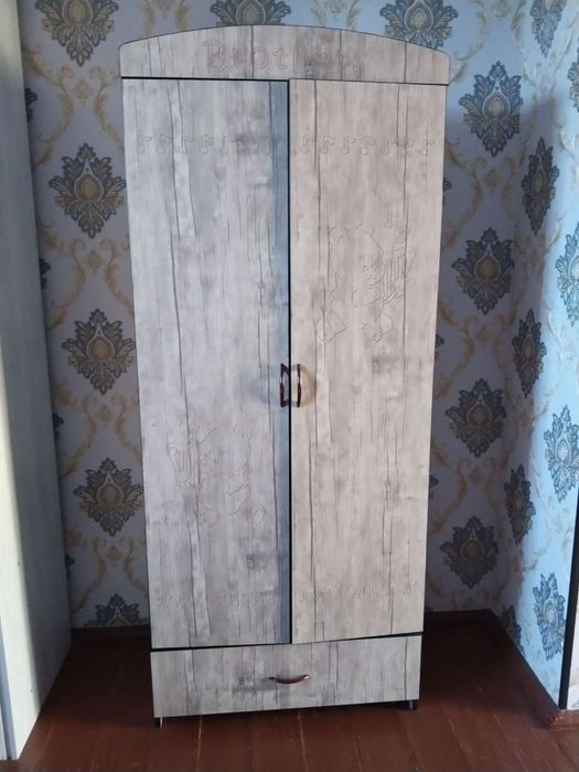 Bolalar uchun kravat, shkafi bilan