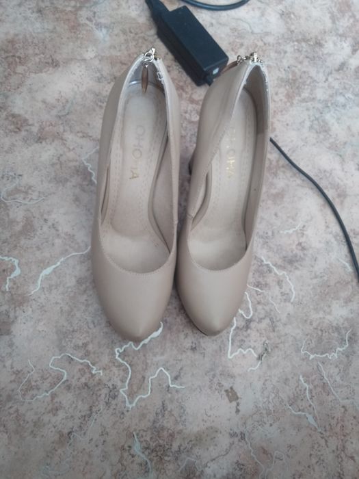 продам бежевые туфли