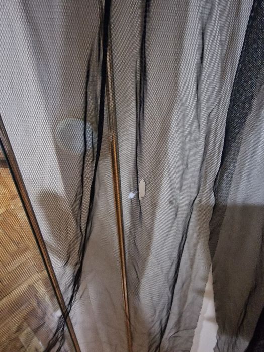 Къса черна рокля с презрамки и опашка от тюл.