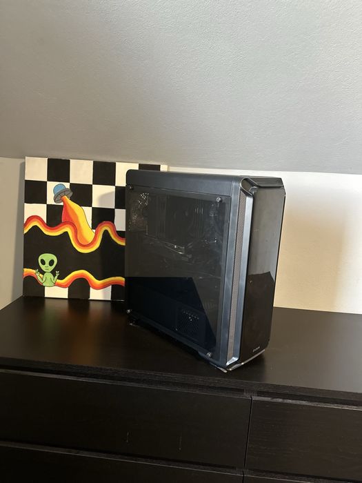 PC desktop de vânzare cu monitor și tastatură