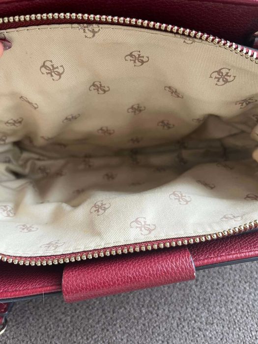 GUESS чанта от еко кожа