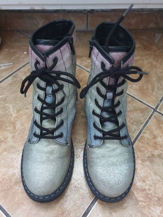 Vind 2 perechi de ghete fete