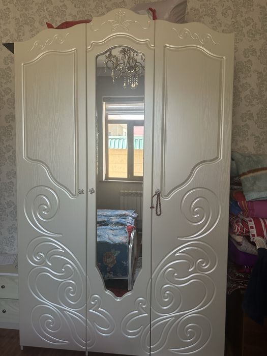 Шкаф трехдверный