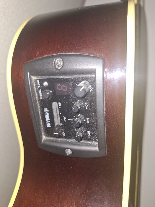 Электроакустическая гитара ямаха.