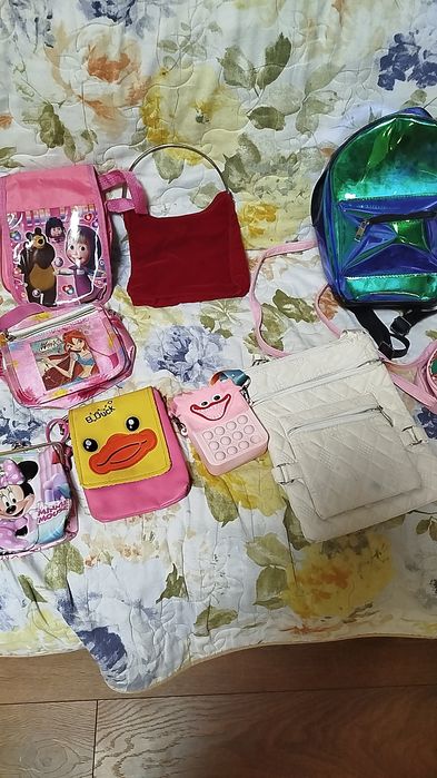 Продавам ученически раници и чантички