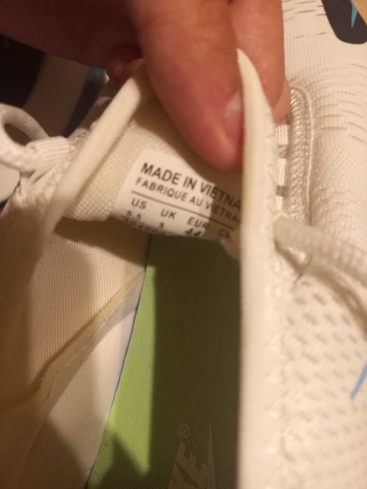 Продавам мъжки бели маратонки на nike air max 270