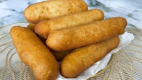 Жареные пирожки, сосиски в тесте