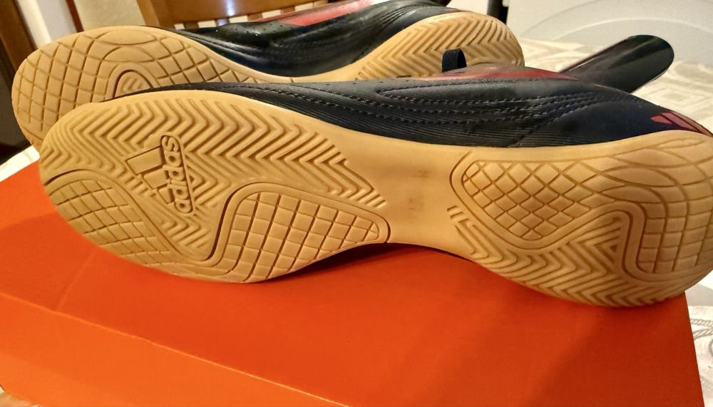 Спортни / футболни обувки ADIDAS + кори подарък
