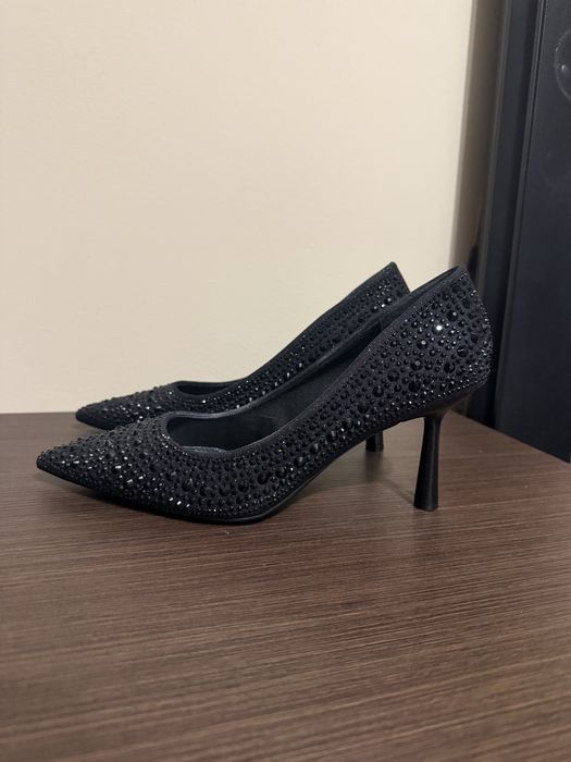 Блестящи обувки на ток