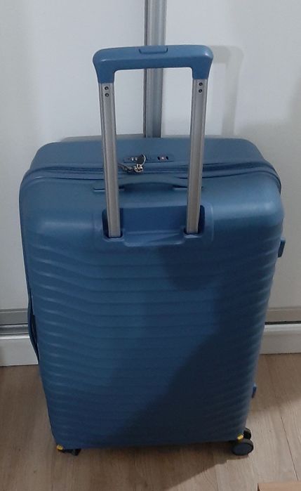 Чемодан большой на колесах