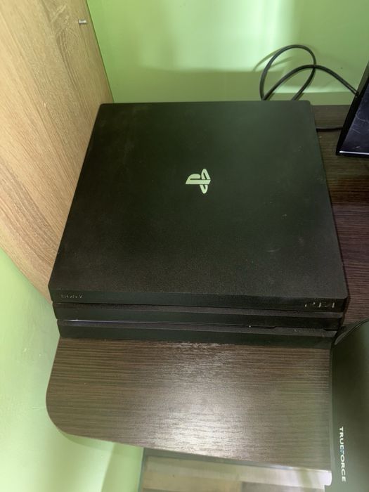 Продавам този PS4pro в много добро състояниe!