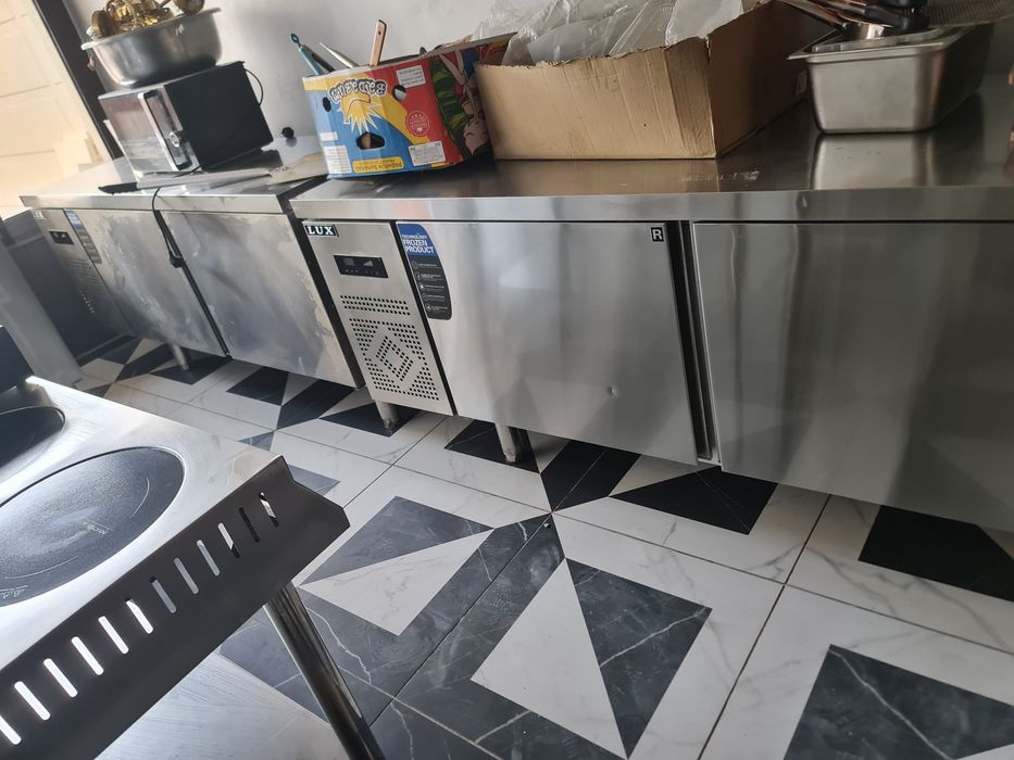 Стол холодильник фирмы LUX в отличном состоянии