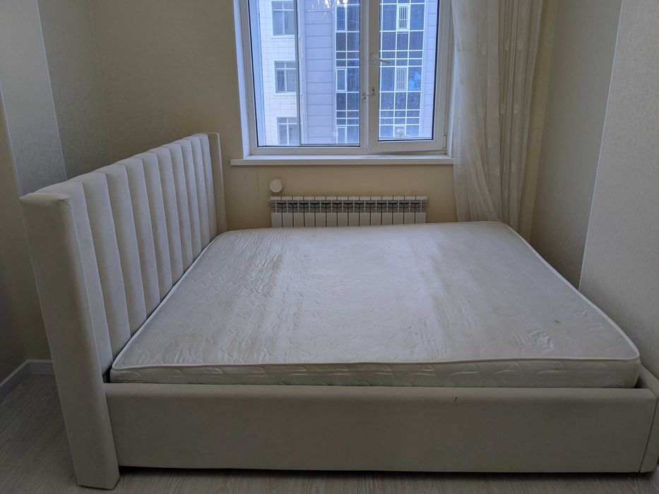 Кровать с матрасом 200х180