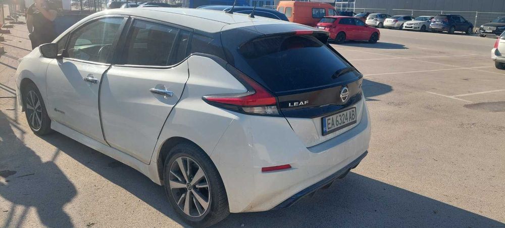 продавам Nisan Leaf на части