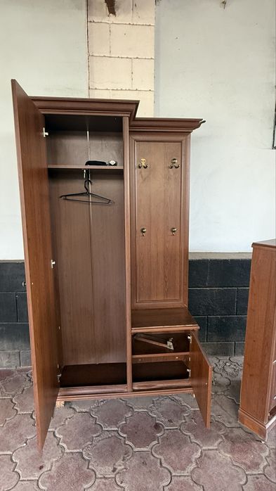 Продается прихожий шкаф Гербор
