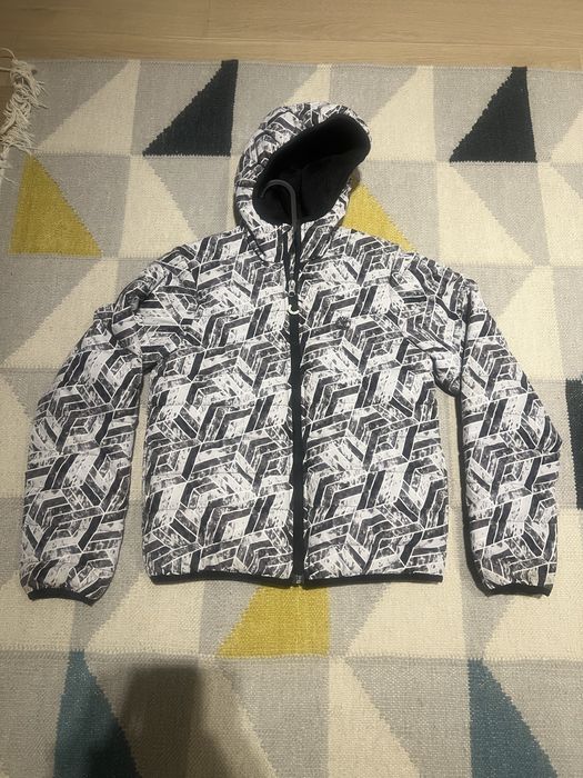 Geacă Timberland Matlasată cu Glugă pentru Copii – Print Geometric Alb/Negru – 12 Ani / 150 cm (XS) – Stare Foarte Bună