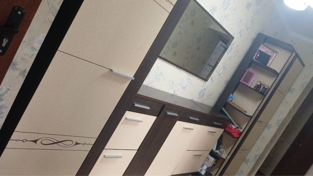 Продам гарнитур с зеркалом