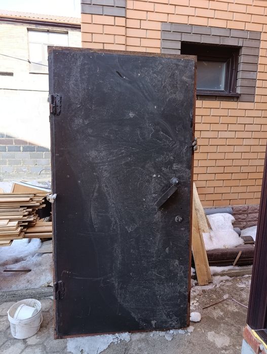 Дверь наружная металлическая.