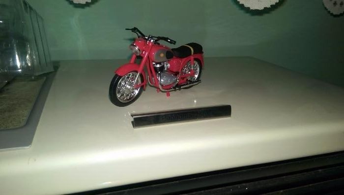 se vinde macheta,jucarie motoreta Pannonia TL 250F,tractor si autobus.