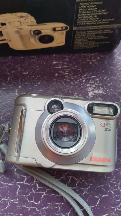Фотоапарат Ехакта с камера