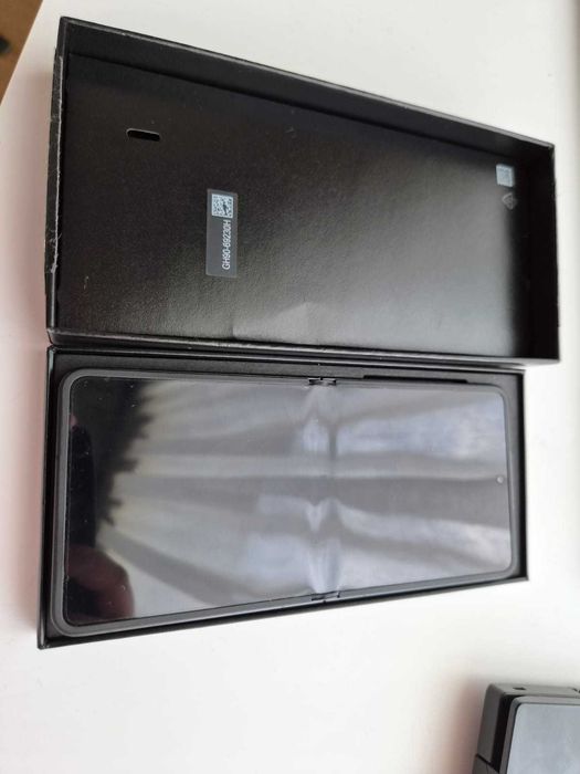 Titlu: Samsung Galaxy Z Flip7 512GB 12GB RAM Jet Black – full box, baterie 100%