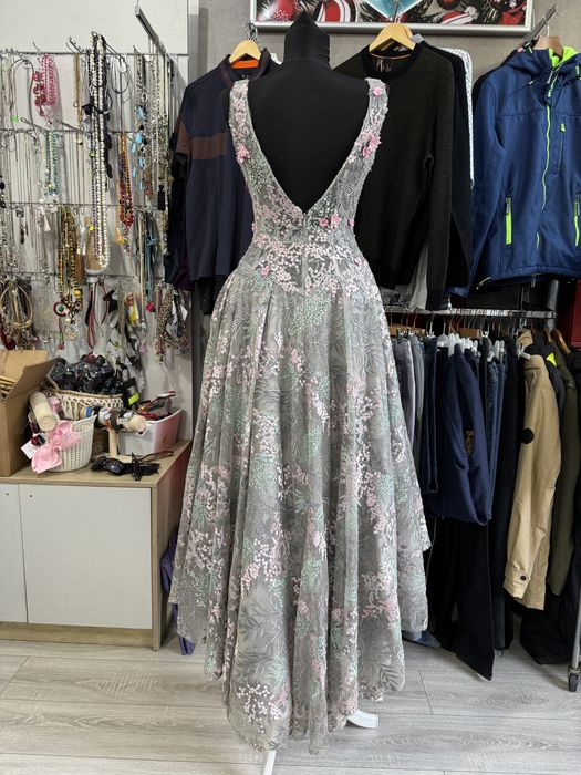 Vand rochie de gala cu flori si perle brodate manual