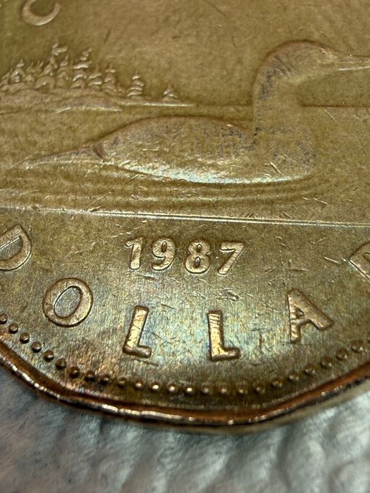 (“Loonie”), anul 1987 — prima ediție loonie.