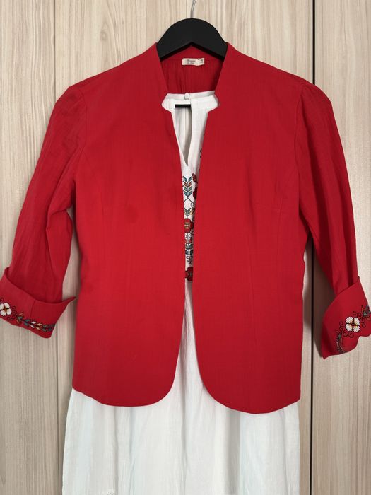 Бяла рокля с шевици и червено сако