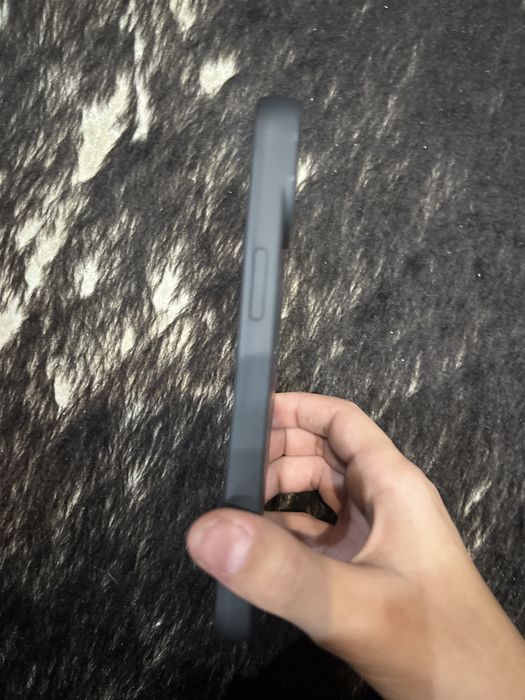 ПРОДАВАМ калъф за iphone 13 чист черен с червени светкавици