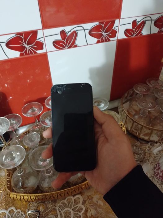 Vând iPhone 8 cu display crăpat intru în colț