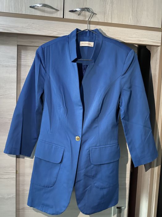 Женский синий пиджак.