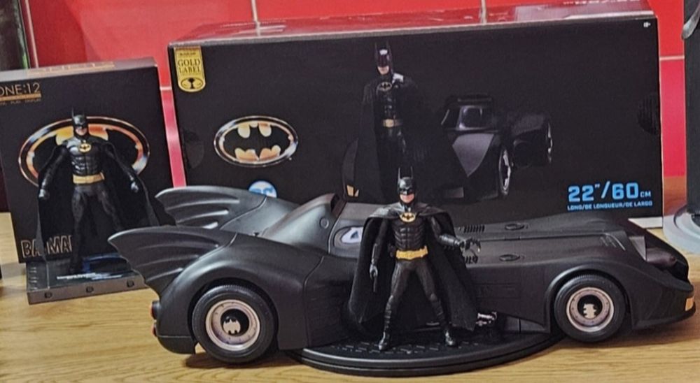 Negociabil vand set de 3 batmani si masina
Se vinde la set  figurinele. Batman neca game video 89,  Batman mcfarlane 89, Batman mezco one 12 89, si Ba