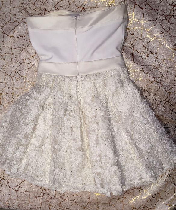 Бяла бална рокля