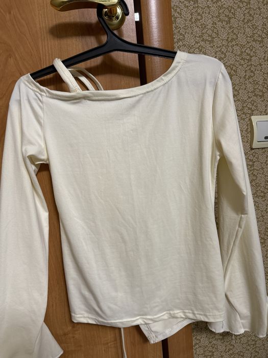 Лонгслив кофта одно плечо открыто