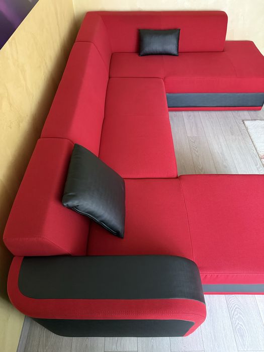 Canapea coltar moderna in forma de U.