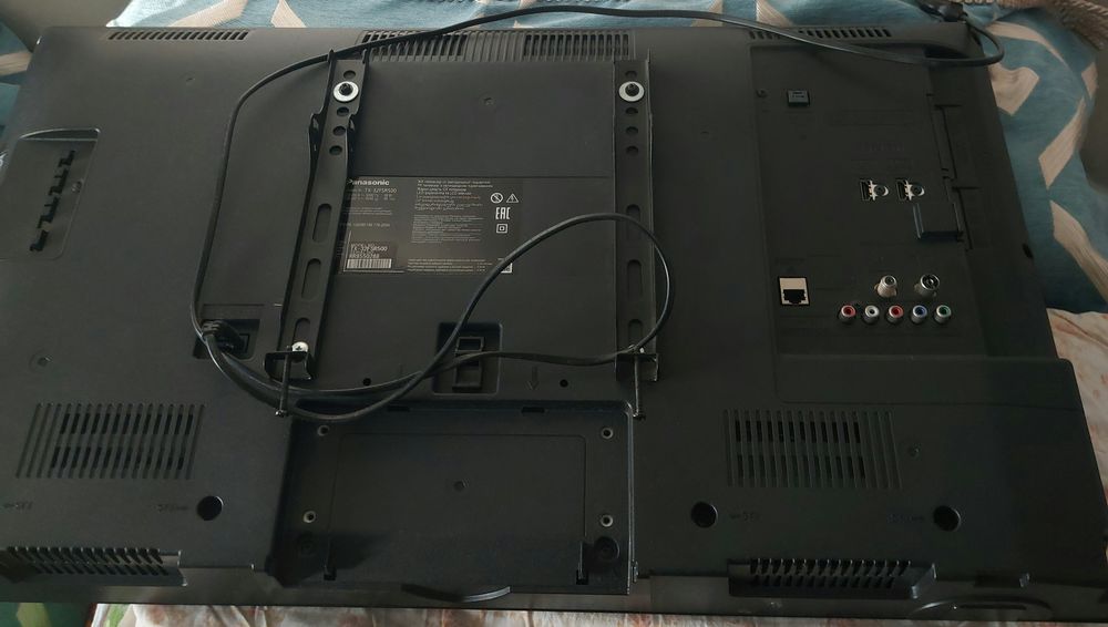 Телевизор, компьютерный стол