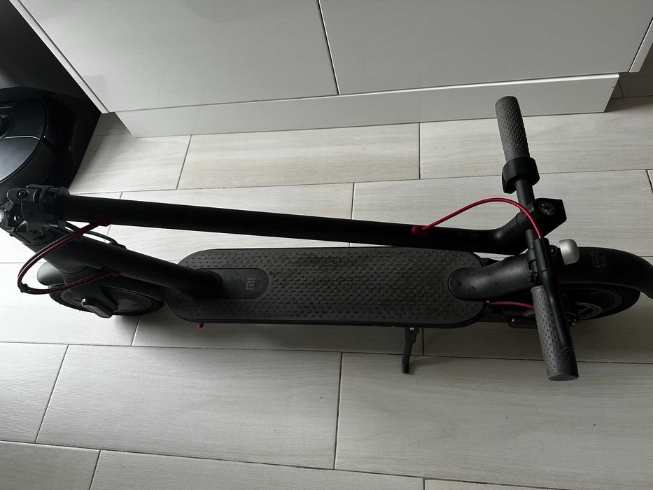 Trotineta electrica Xiaomi Mijia M365, folosita foarte putin + cauciucuri rezerva