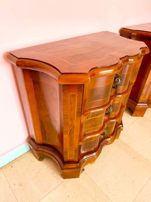 Noptiere clasice – pereche, import Italia  Pereche de noptiere vechi, import Italia, realizate în stil clasic, piese de atelier.