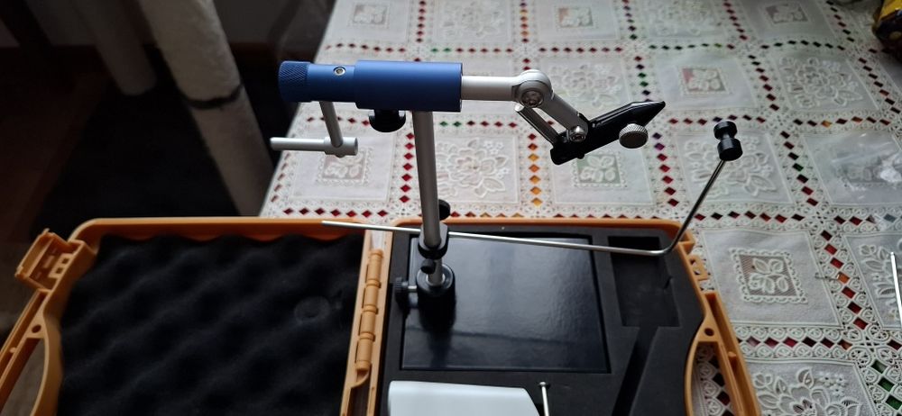 Menghină muște artificiale