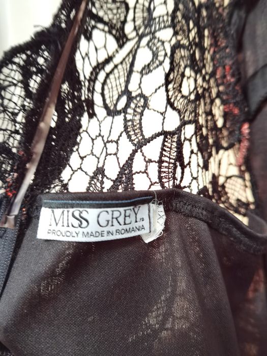 Rochie Miss GREY marimea 44, din dantela rosie mulata pe corp