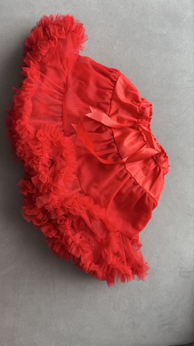 Красная юбка с рюшками