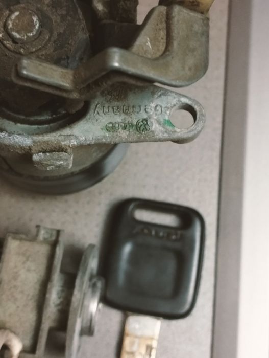 Замок багажника Ауди 100