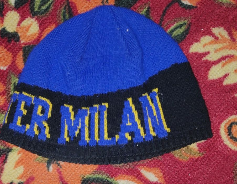 Продаются шапки.