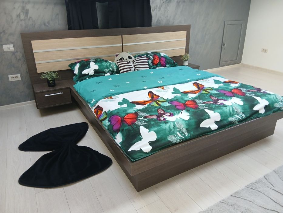 Vand pat matrimonial mare cu noptiere făcut pe comanda