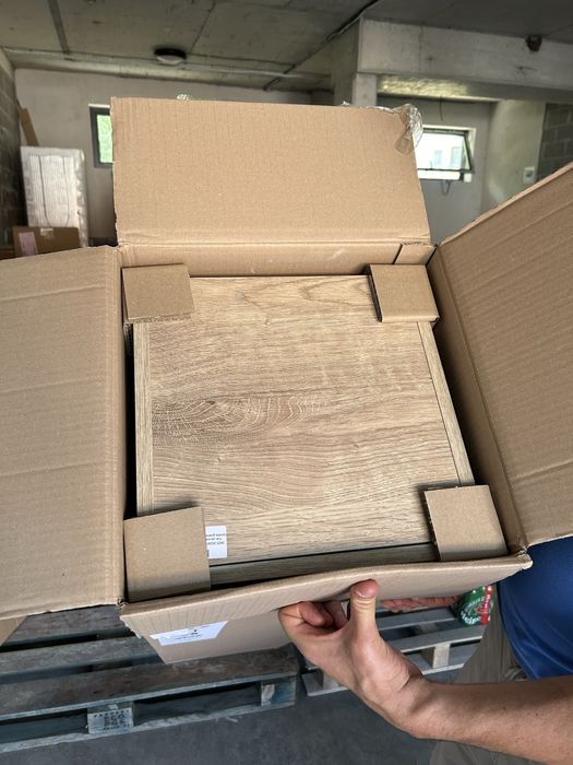 Намален Шкаф за баня вертикален , влагоустойчив