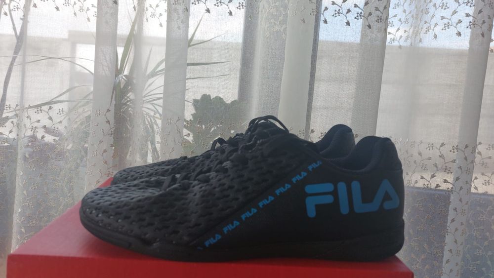 Vând 4 perechi ghete fotbal mărimea 37, puțin folositete