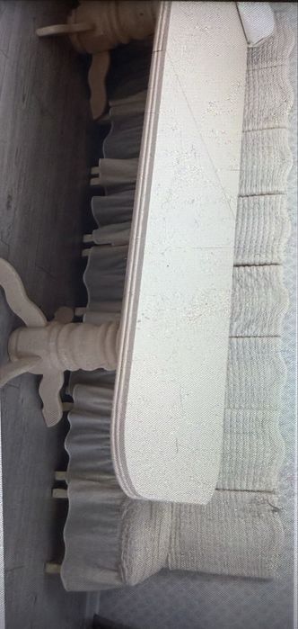 Стол со стульями для гостинной